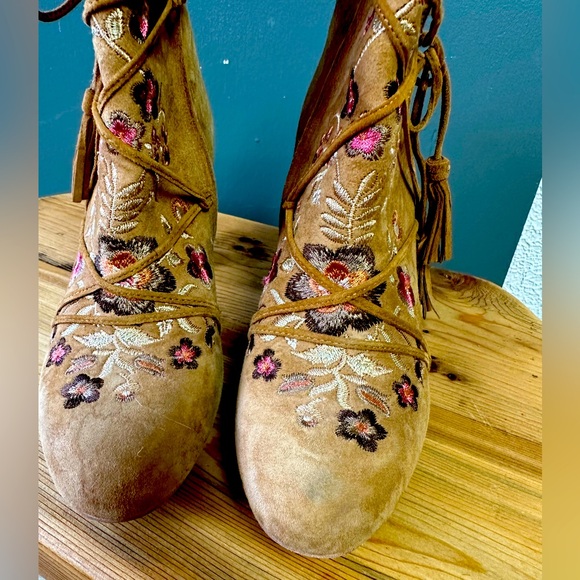 SAM EDELMAN Winnie Anthropologie Tan Suede Floral Embroidered Lace Ankle Boots 5 - Picture 4 of 8